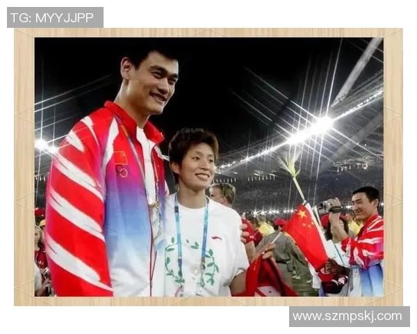 姚明与女友甜蜜合影曝光两人幸福时刻尽显爱情温暖