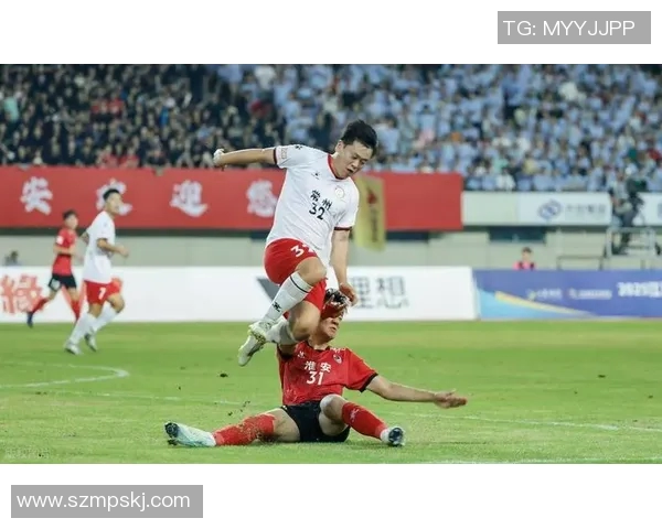 足球明星因争议判罚被裁判禁赛引发球迷热议与媒体关注