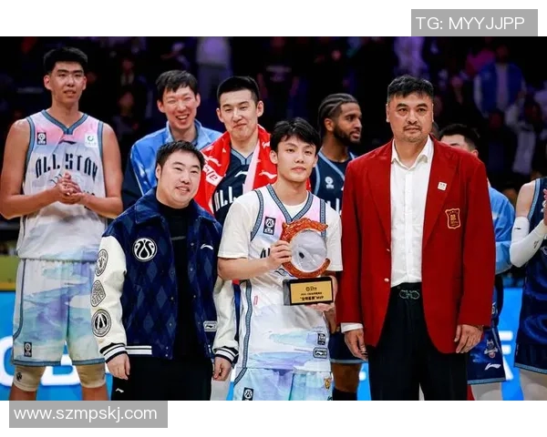 篮球明星与女明星亲密合影展现运动与时尚的完美结合